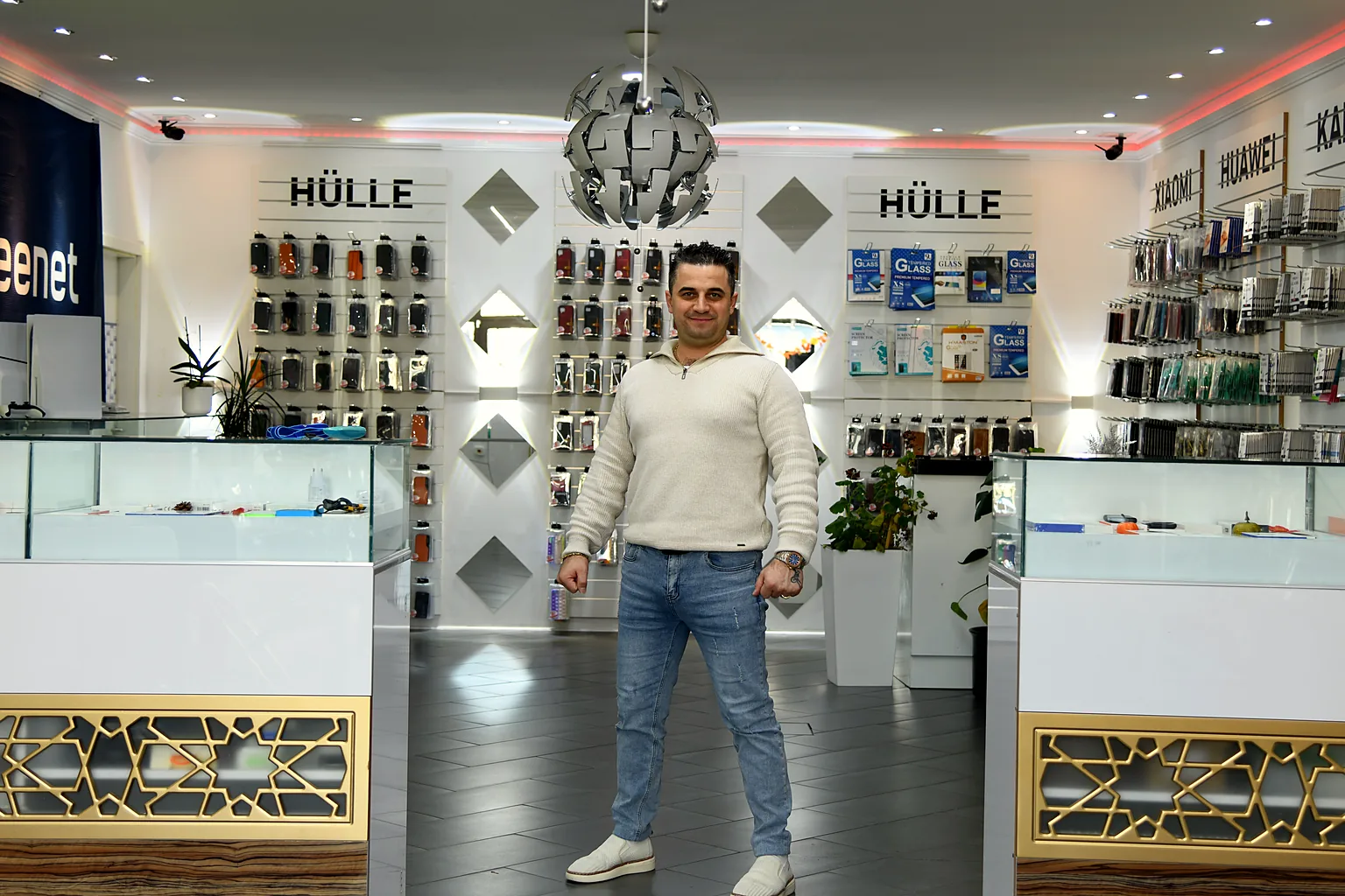 Alexander Adel, Gründer von Reparatur Haus, in seinem Laden in Augsburg-Pfersee